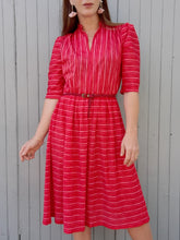 Charger l'image dans la galerie, Robe plissée vintage Alix - A rayures roses et rouges. Taille M, 38, 40. Made in France