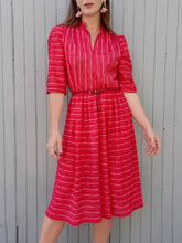 Charger l'image dans la galerie, Robe plissée vintage Alix - A rayures roses et rouges. Taille M, 38, 40. Made in France