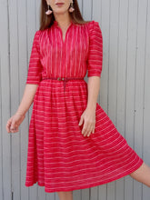 Charger l'image dans la galerie, Robe plissée vintage Alix - A rayures roses et rouges. Taille M, 38, 40. Made in France
