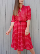 Charger l'image dans la galerie, Robe plissée vintage Alix - A rayures roses et rouges. Taille M, 38, 40. Made in France