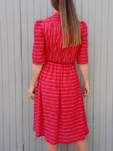 Charger l'image dans la galerie, Robe plissée vintage Alix - A rayures roses et rouges. Taille M, 38, 40. Made in France