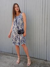 Charger l'image dans la galerie, Robe vintage Zéli - Imprimé végétal bleu marine et blanc. Taille M, 38, 40. Made in France.