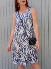 Charger l'image dans la galerie, Robe vintage Zéli - Imprimé végétal bleu marine et blanc. Taille M, 38, 40. Made in France.