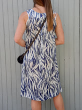 Charger l'image dans la galerie, Robe vintage Zéli - Imprimé végétal bleu marine et blanc. Taille M, 38, 40. Made in France.