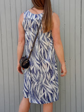 Charger l'image dans la galerie, Robe vintage Zéli - Imprimé végétal bleu marine et blanc. Taille M, 38, 40. Made in France.