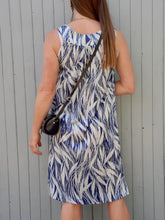 Charger l'image dans la galerie, Robe vintage Zéli - Imprimé végétal bleu marine et blanc. Taille M, 38, 40. Made in France.