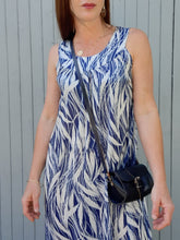 Charger l'image dans la galerie, Robe vintage Zéli - Imprimé végétal bleu marine et blanc. Taille M, 38, 40. Made in France.