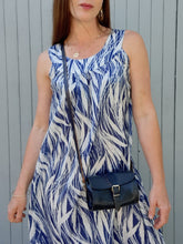 Charger l'image dans la galerie, Robe vintage Zéli - Imprimé végétal bleu marine et blanc. Taille M, 38, 40. Made in France.