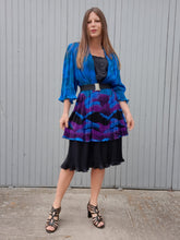 Charger l'image dans la galerie, Robe vintage Soline - Effet de superposition. Tissu ondulé et plissé permanent. Taille XXXL ou 46, 48. Made in France.