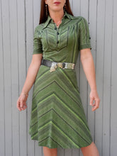 Charger l'image dans la galerie, Robe vintage Célia - Rayures asymétriques vertes. Taille S ou 36, 38