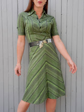 Charger l'image dans la galerie, Robe vintage Célia - Rayures asymétriques vertes. Taille S ou 36, 38