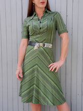 Charger l'image dans la galerie, Robe vintage Célia - Rayures asymétriques vertes. Taille S ou 36, 38