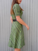 Charger l'image dans la galerie, Robe vintage Célia - Rayures asymétriques vertes. Taille S ou 36, 38