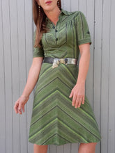 Charger l'image dans la galerie, Robe vintage Célia - Rayures asymétriques vertes. Taille S ou 36, 38