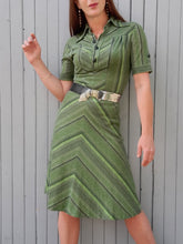 Charger l'image dans la galerie, Robe vintage Célia - Rayures asymétriques vertes. Taille S ou 36, 38