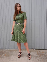 Charger l'image dans la galerie, Robe vintage Célia - Rayures asymétriques vertes. Taille S ou 36, 38