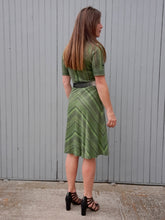Charger l'image dans la galerie, Robe vintage Célia - Rayures asymétriques vertes. Taille S ou 36, 38