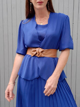 Charger l'image dans la galerie, Robe vintage Dolly - Basque à effet de superposition. Jupe plissée bleue roi. Taille M, 38, 40.