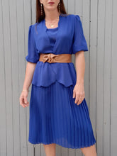 Charger l'image dans la galerie, Robe vintage Dolly - Basque à effet de superposition. Jupe plissée bleue roi. Taille M, 38, 40.