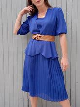 Charger l'image dans la galerie, Robe vintage Dolly - Basque à effet de superposition. Jupe plissée bleue roi. Taille M, 38, 40.