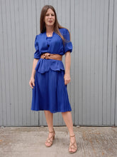 Charger l'image dans la galerie, Robe vintage Dolly - Basque à effet de superposition. Jupe plissée bleue roi. Taille M, 38, 40.