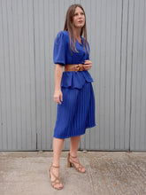 Charger l'image dans la galerie, Robe vintage Dolly - Basque à effet de superposition. Jupe plissée bleue roi. Taille M, 38, 40.