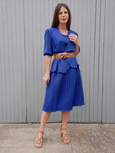 Charger l'image dans la galerie, Robe vintage Dolly - Basque à effet de superposition. Jupe plissée bleue roi. Taille M, 38, 40.
