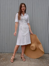 Charger l'image dans la galerie, Robe vintage Sophia - Col et poches brodées de fleurs. Taille S, 36, 38. Bragard. Made in France.