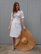 Charger l'image dans la galerie, Robe vintage Sophia - Col et poches brodées de fleurs. Taille S, 36, 38. Bragard. Made in France.