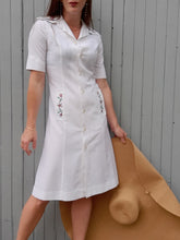 Charger l'image dans la galerie, Robe vintage Sophia - Col et poches brodées de fleurs. Taille S, 36, 38. Bragard. Made in France.