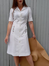 Charger l'image dans la galerie, Robe vintage Sophia - Col et poches brodées de fleurs. Taille S, 36, 38. Bragard. Made in France.