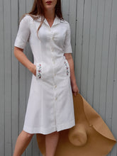 Charger l'image dans la galerie, Robe vintage Sophia - Col et poches brodées de fleurs. Taille S, 36, 38. Bragard. Made in France.