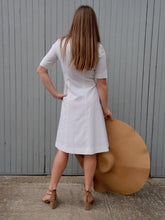 Charger l'image dans la galerie, Robe vintage Sophia - Col et poches brodées de fleurs. Taille S, 36, 38. Bragard. Made in France.