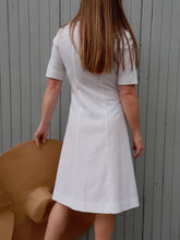 Charger l'image dans la galerie, Robe vintage Sophia - Col et poches brodées de fleurs. Taille S, 36, 38. Bragard. Made in France.