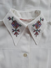 Charger l'image dans la galerie, Robe vintage Sophia - Col et poches brodées de fleurs. Taille S, 36, 38. Bragard. Made in France.