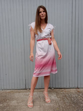 Charger l'image dans la galerie, Robe vintage Heidi - Blanche dégradé de pois rose fuchsia. Taille M, 38, 40