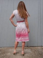Charger l'image dans la galerie, Robe vintage Heidi - Blanche dégradé de pois rose fuchsia. Taille M, 38, 40