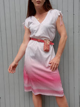 Charger l'image dans la galerie, Robe vintage Heidi - Blanche dégradé de pois rose fuchsia. Taille M, 38, 40