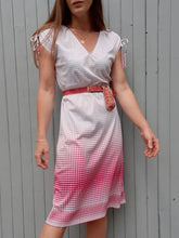 Charger l'image dans la galerie, Robe vintage Heidi - Blanche dégradé de pois rose fuchsia. Taille M, 38, 40