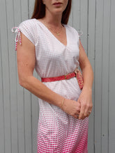 Charger l'image dans la galerie, Robe vintage Heidi - Blanche dégradé de pois rose fuchsia. Taille M, 38, 40