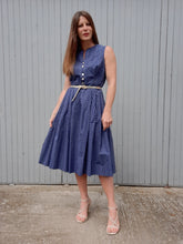 Charger l'image dans la galerie, Robe vintage Manon - Provençale bleue marine et fleurs blanches. Taille M, 38, 40. Hanne Modèle.