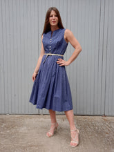 Charger l'image dans la galerie, Robe vintage Manon - Provençale bleue marine et fleurs blanches. Taille M, 38, 40. Hanne Modèle.