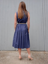 Charger l'image dans la galerie, Robe vintage Manon - Provençale bleue marine et fleurs blanches. Taille M, 38, 40. Hanne Modèle.
