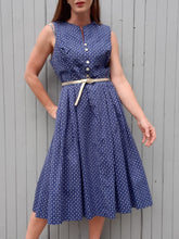 Charger l'image dans la galerie, Robe vintage Manon - Provençale bleue marine et fleurs blanches. Taille M, 38, 40. Hanne Modèle.