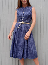 Charger l'image dans la galerie, Robe vintage Manon - Provençale bleue marine et fleurs blanches. Taille M, 38, 40. Hanne Modèle.