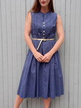 Charger l'image dans la galerie, Robe vintage Manon - Provençale bleue marine et fleurs blanches. Taille M, 38, 40. Hanne Modèle.