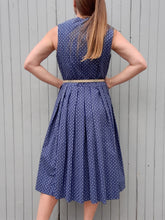 Charger l'image dans la galerie, Robe vintage Manon - Provençale bleue marine et fleurs blanches. Taille M, 38, 40. Hanne Modèle.