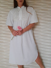 Charger l'image dans la galerie, Chemise de nuit vintage - Plastron brodé et dentelle. Taille L, 40, 42.