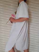 Charger l'image dans la galerie, Chemise de nuit vintage - Plastron brodé et dentelle. Taille L, 40, 42.