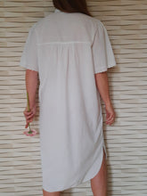 Charger l'image dans la galerie, Chemise de nuit vintage - Plastron brodé et dentelle. Taille L, 40, 42.